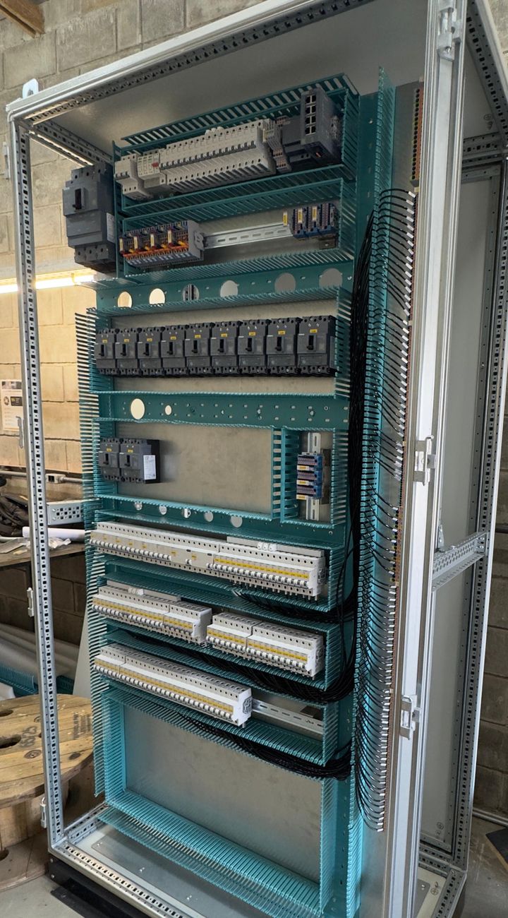 Painel elétrico montado na bancada da Lange