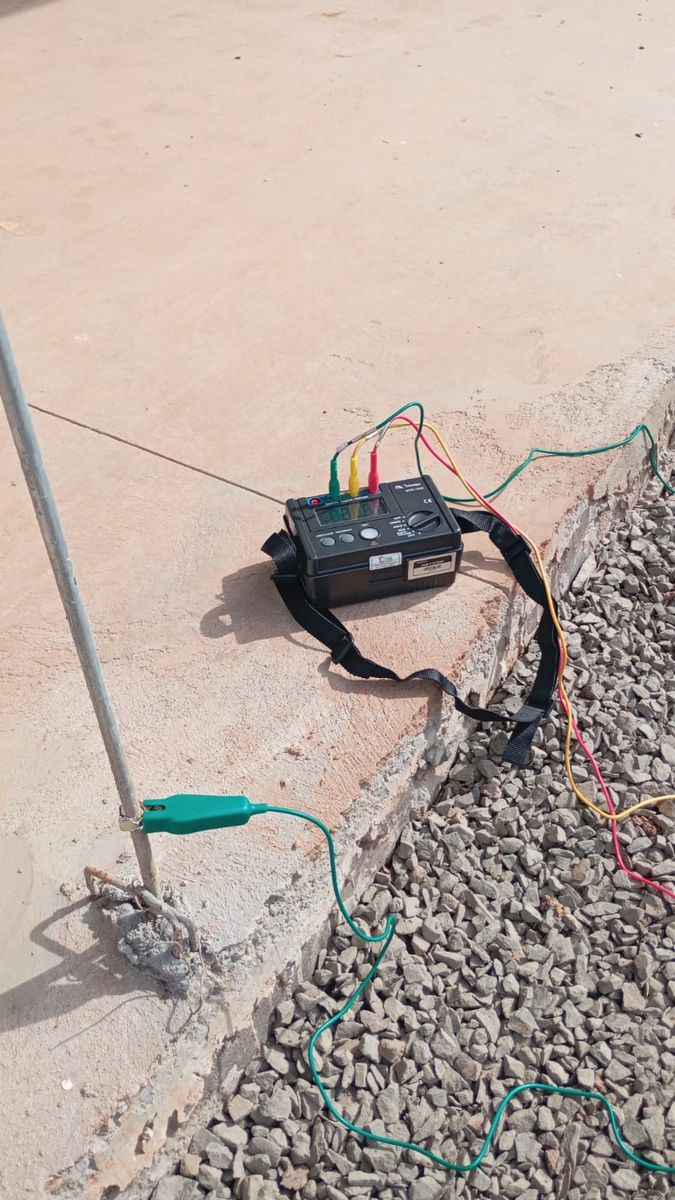 Terrômetro conectado à haste de aterramento em campo